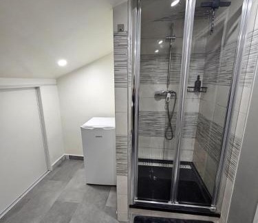 Sainte-Genevieve-des-Bois Apartment | Chambre Isis