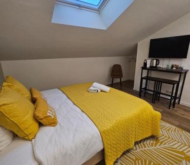 Sainte-Genevieve-des-Bois Apartment | Chambre Isis