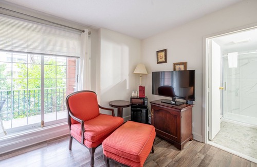 Saint-Sauveur House | Chambre lit Queen avec balcon (25)