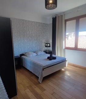Bas-Vernet House | Chambre Luxurieux Gris