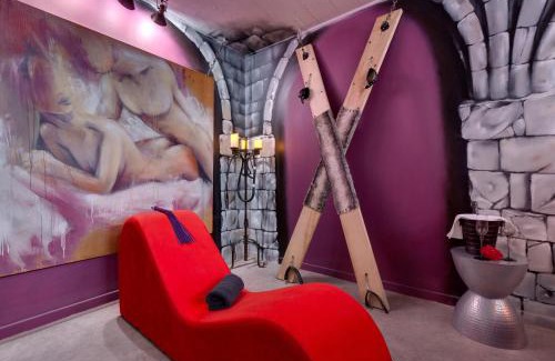 Republique Apartment | Chambre Marquis de Sade