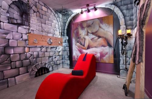 Republique Apartment | Chambre Marquis de Sade