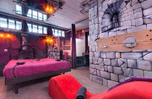 Republique Apartment | Chambre Marquis de Sade