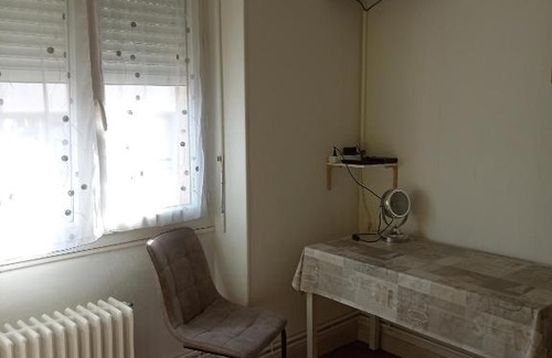 Le Creusot House | Chambre meublée au cœur de ville - chez l'habitant