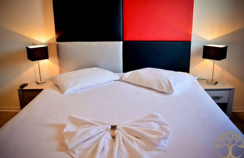 Lahonce Hotel | Chambre Moderne à Bayonne! Wi-FI + Parking Inclus!