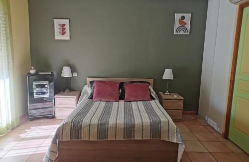 Millas House | Chambre spacieuse avec bureau et balcon