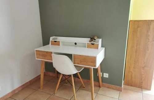 Millas House | Chambre spacieuse avec bureau et balcon