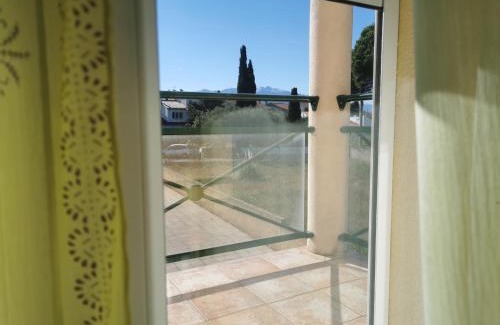 Millas House | Chambre spacieuse avec bureau et balcon