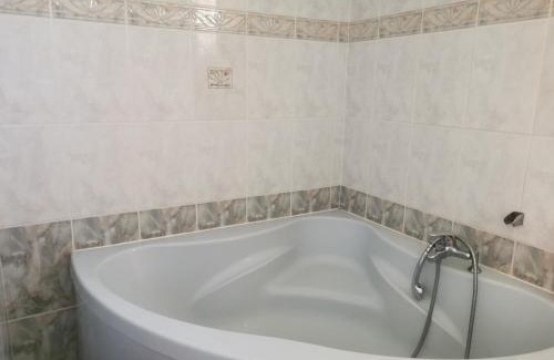 Millas House | Chambre spacieuse avec bureau et balcon
