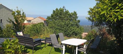 Valle-de-Campoloro Bed & Breakfast | Chambres d'hôte A Caserella, Maison de village rénovée avec vue sur mer