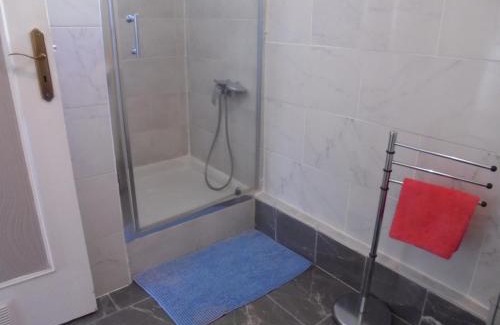 Saint-Assiscle House | CHAMBRES tout Confort,GARE TGV ,WIFI,Climatisation, parking,pt dejeuner inclus