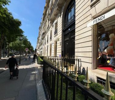 Champs-Elysees Apartment | Champs-Élysées, Avenue Montaigne