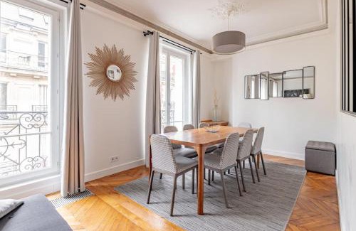 Champs-Elysees Apartment | Champs Elysées Stylish Flat 2BR 6PPL