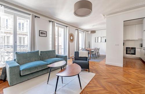 Champs-Elysees Apartment | Champs Elysées Stylish Flat 2BR 6PPL