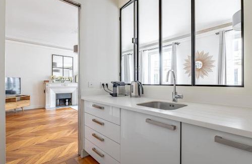 Champs-Elysees Apartment | Champs Elysées Stylish Flat 2BR 6PPL
