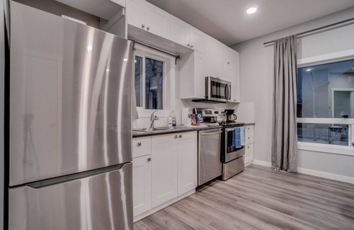 North Central Edmonton House | Chandler - Central 5 Bdrm Home, Workspaces & Wifi