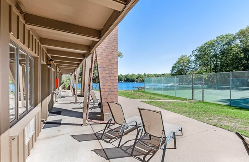Eagle River Apartment | Chanticleer Inn 38