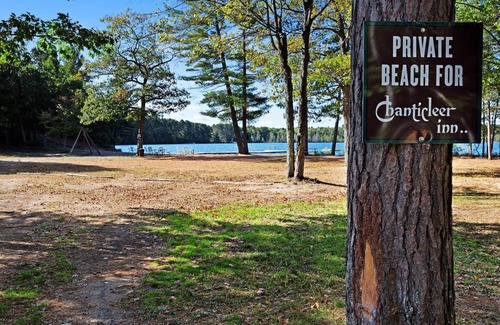 Eagle River Apartment | Chanticleer Inn 38