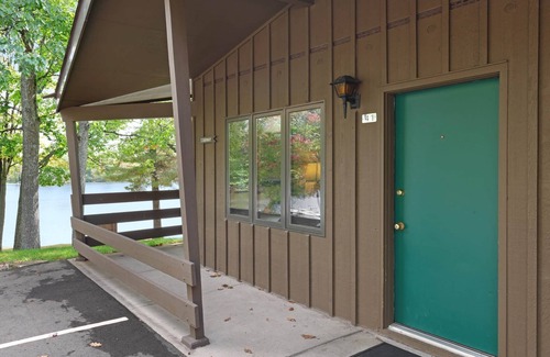 Eagle River Apartment | Chanticleer Inn 41