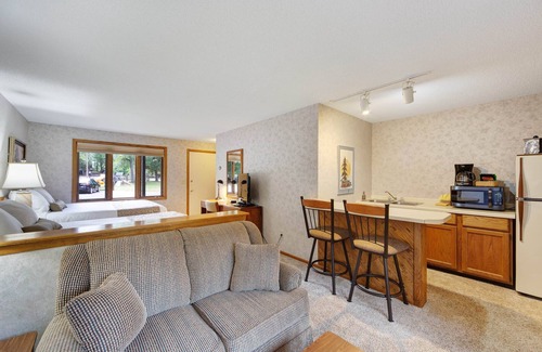 Eagle River Apartment | Chanticleer Inn 44