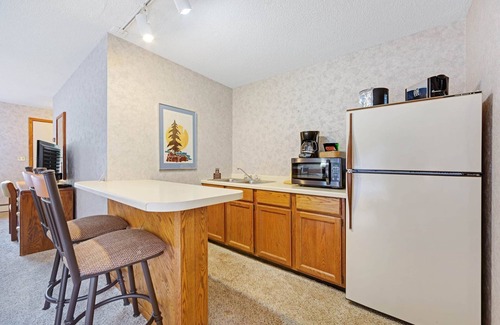 Eagle River Apartment | Chanticleer Inn 44
