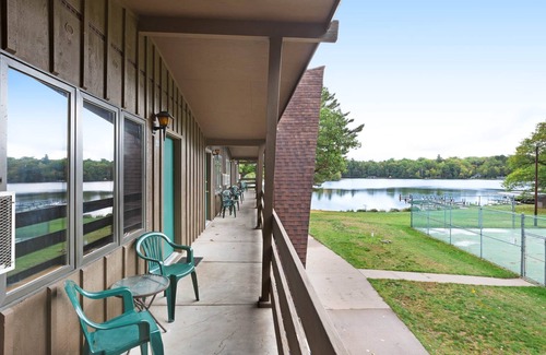 Eagle River Apartment | Chanticleer Inn 44