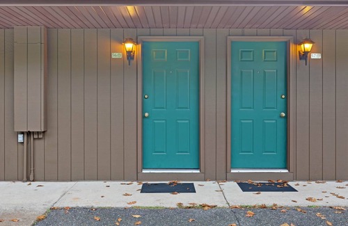 Eagle River Apartment | Chanticleer Inn 56