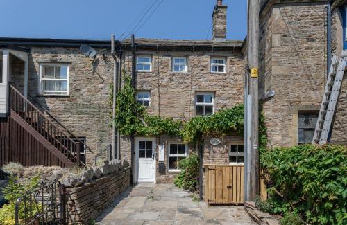 Hawes House | Chapel Cottage with Log Burner (Dog Friendly)