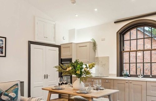 Henley Apartment | Chapel Loft - Brand New With Parking