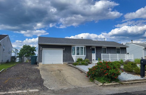 Mystic Island House | Charming 3-bedroom house with AC, WiFi in quaint Little Egg Harbor Township