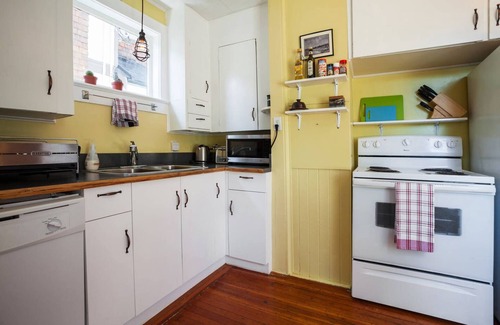 Fairfield House | Character Fairfield Cottage close to beach and downtown
