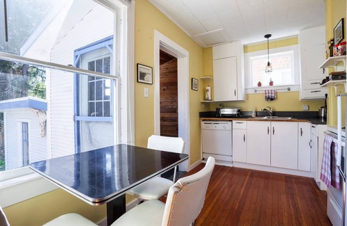 Fairfield House | Character Fairfield Cottage close to beach and downtown