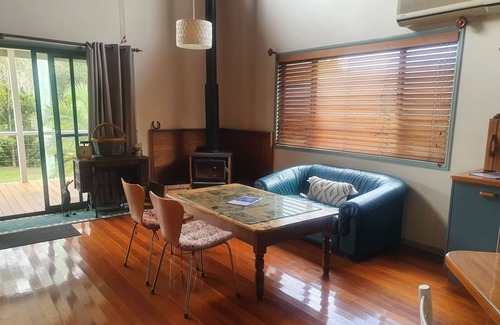 Somerset Dam House | Character filled lake house filled with charm! Perfect for a getaway to unwind..
