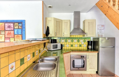 Fabrezan House | Character gite with swimming pool, surrounded by vineyards, 30 min drive from the Mediterranean coast.
