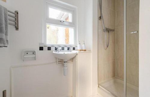 Frinton-on-Sea Apartment | Character House in Frinton Minutes from Sea, Beach, Shops and Cafes