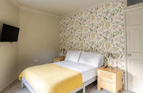 Frinton-on-Sea Apartment | Character House in Frinton Minutes from Sea, Beach, Shops and Cafes