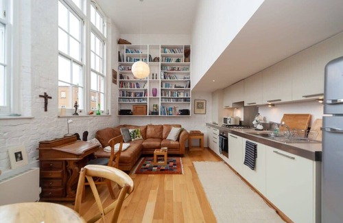 Woolwich Apartment | Characterful 1 Bed Apartment in Old Schoolhouse