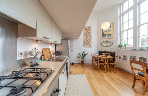 Woolwich Apartment | Characterful 1 Bed Apartment in Old Schoolhouse