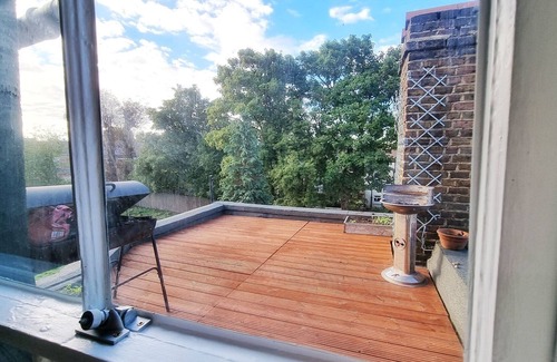 Harlesden Apartment | Characterful west London 1BR flat split over two levels with roof terrace