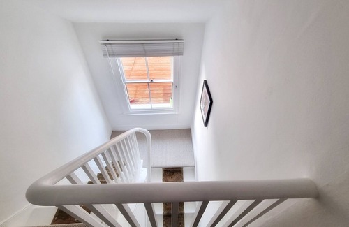 Harlesden Apartment | Characterful west London 1BR flat split over two levels with roof terrace