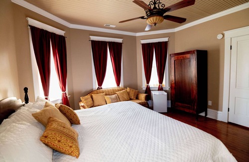 Hermann Bed & Breakfast | Chardonnay Room - Old Vine Bed & Breakfast