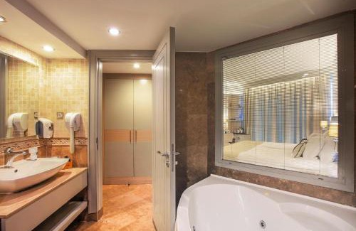Kusadasi City Centre Hotel | Charisma De Luxe Hotel
