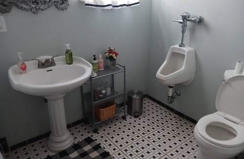 Charleston Other | Charleston Manor -Large farmhouse sleeps 8 and pet friendly.