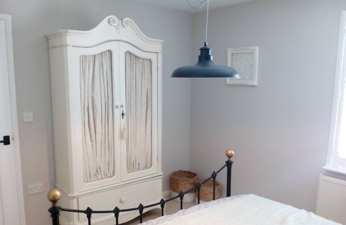 Charlestown House | Charlestown Cottage-Sleeps up to 4, Parking, 1 minute from Harbour