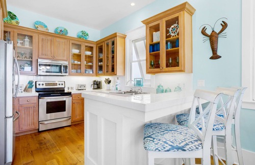 Delos House | 🏖️ Charlie Boy | Stunning Beachfront 4BR, 2 Masters & Balconies ✨