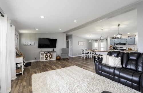 Dry Ridge House | Charlie's Place, minutes to The Ark, Sleeps 7. Fishing, hiking, paddleboat.