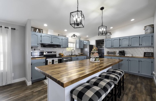 Dry Ridge House | Charlie's Place, minutes to The Ark, Sleeps 7. Fishing, hiking, paddleboat.