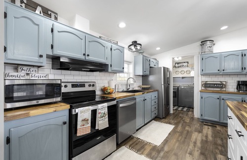 Dry Ridge House | Charlie's Place, minutes to The Ark, Sleeps 7. Fishing, hiking, paddleboat.