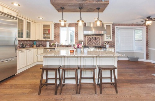 Lake Geneva House | Charm& Chic in DT Lake Geneva Flexible Home Rental