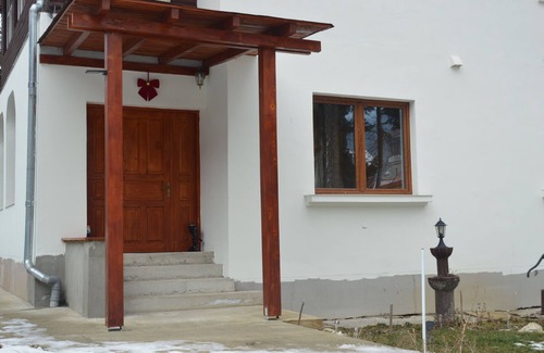 Sinaia Apartment | Charm Junior Suite-Cozy garden studio in welcoming Sinaia with WiFi